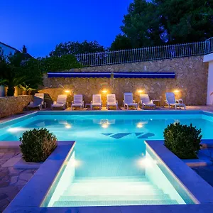 https://villa-paula.hotels-in-trogir.com